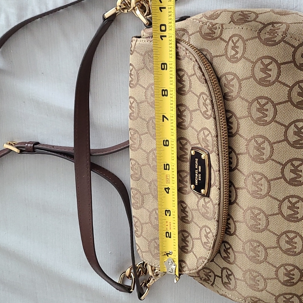 Authentic Michael kors cross body purse. - Picture 15 of 16